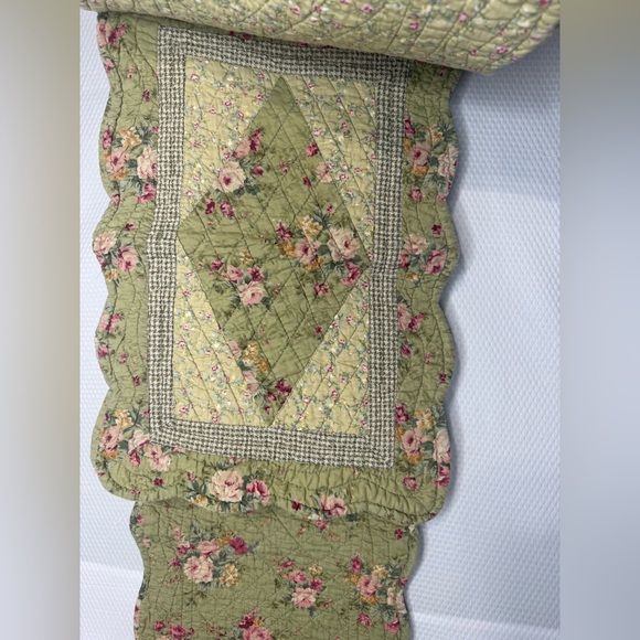 Floral Cottagecore Reversable Quilted Table Runner and Placemats - Picture 8 of 13